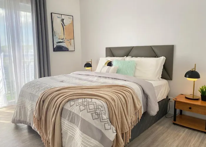 Amani Grand #332, Near Mactan Airport,fast Wifi, Netflix & Pool Apartment